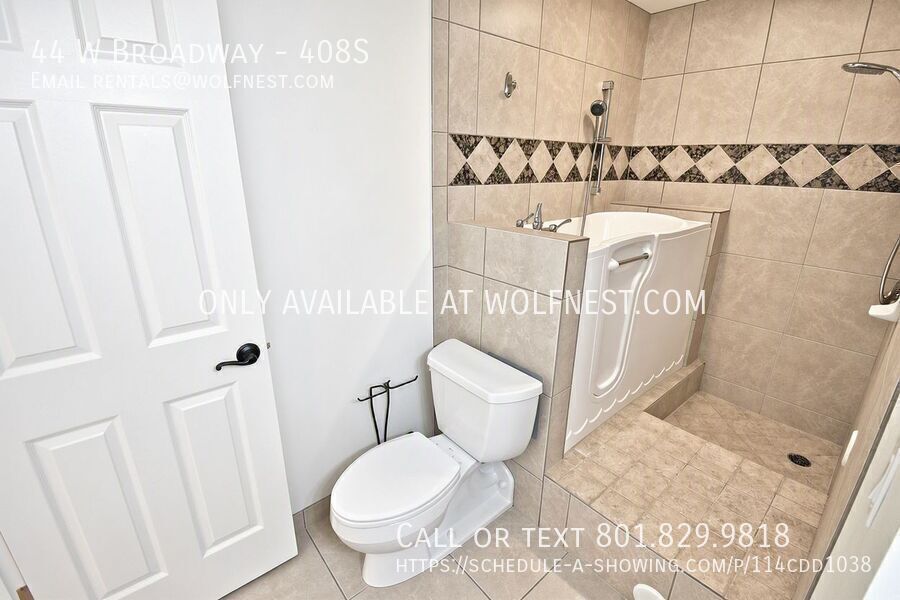 Luxurious 1 Bed Downtown Condo! No Deposit Option! property image