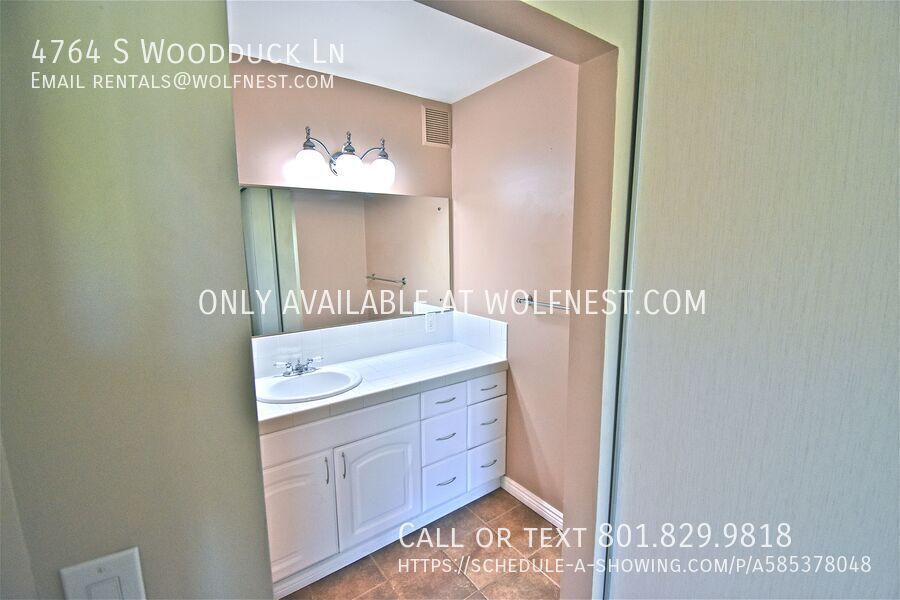 Stunning 2 Bed Holladay Townhome! No Security Option! property image