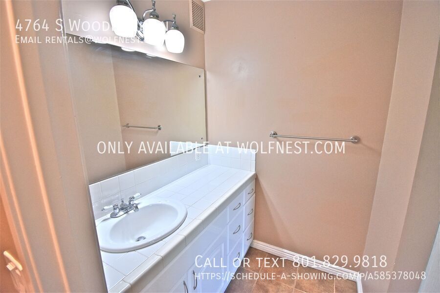 Stunning 2 Bed Holladay Townhome! No Security Option! property image