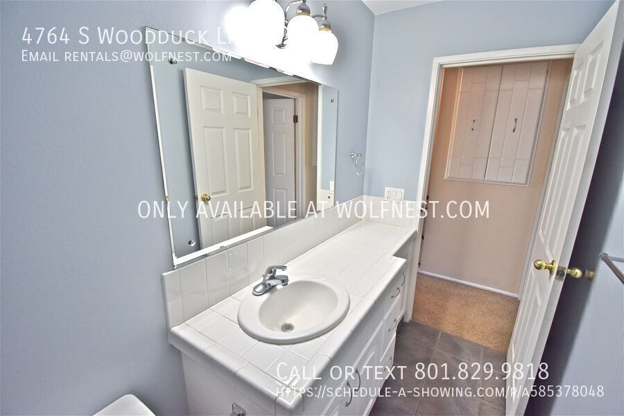 Stunning 2 Bed Holladay Townhome! No Security Option! property image