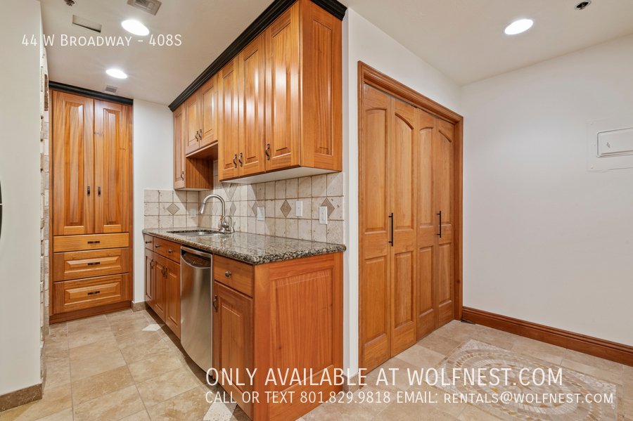 Luxurious 1 Bed Downtown Condo! No Deposit Option! property image