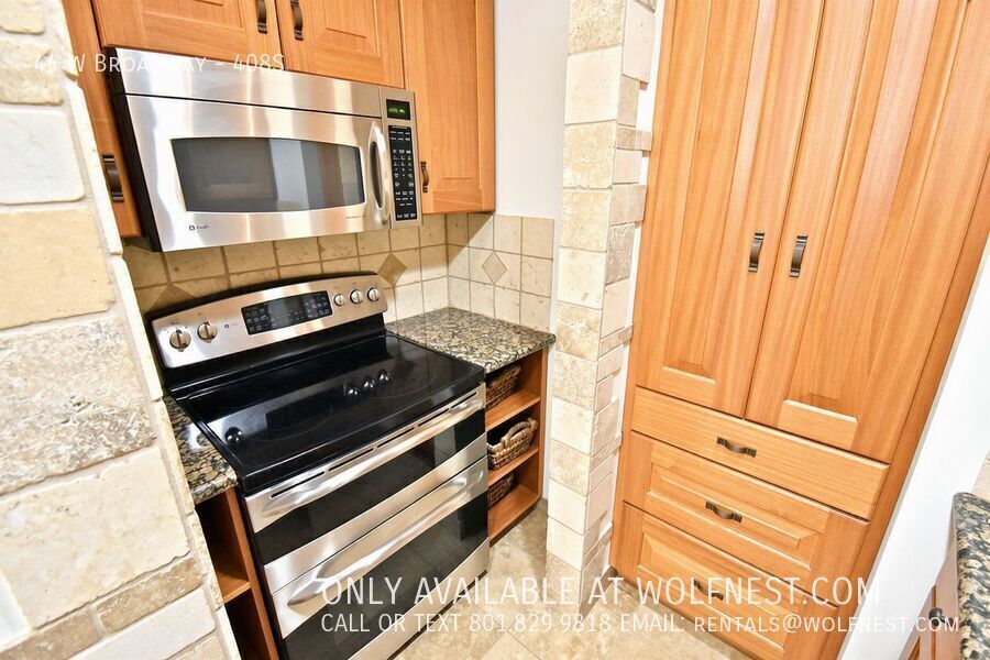 Luxurious 1 Bed Downtown Condo! No Deposit Option! property image