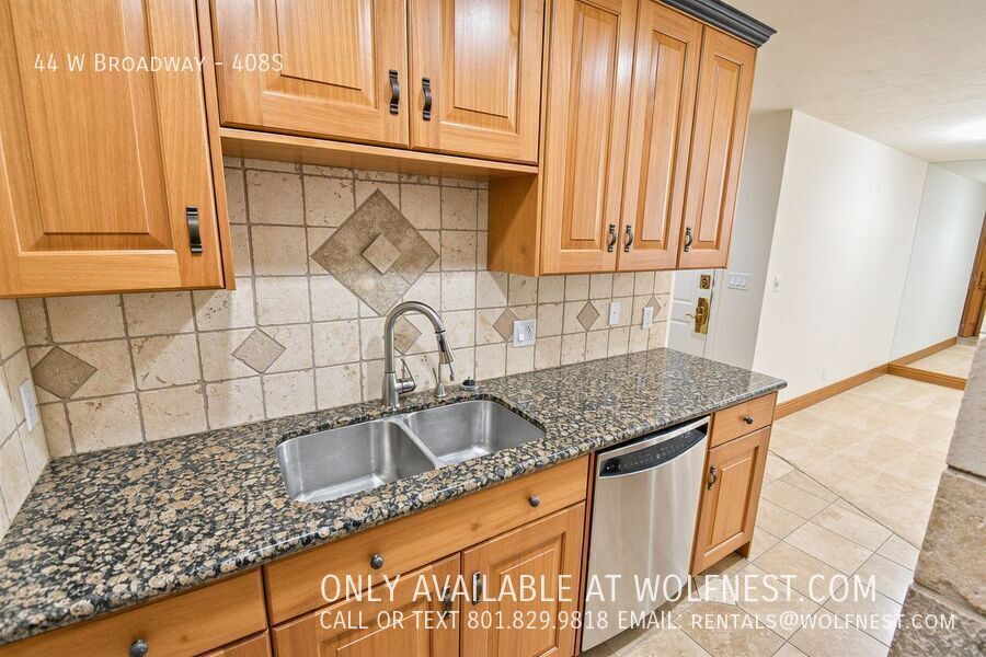 Luxurious 1 Bed Downtown Condo! No Deposit Option! property image