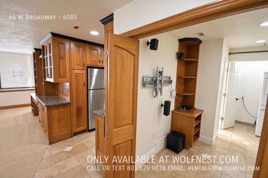Luxurious 1 Bed Downtown Condo! No Deposit Option! property image