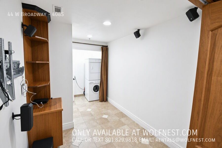 Luxurious 1 Bed Downtown Condo! No Deposit Option! property image