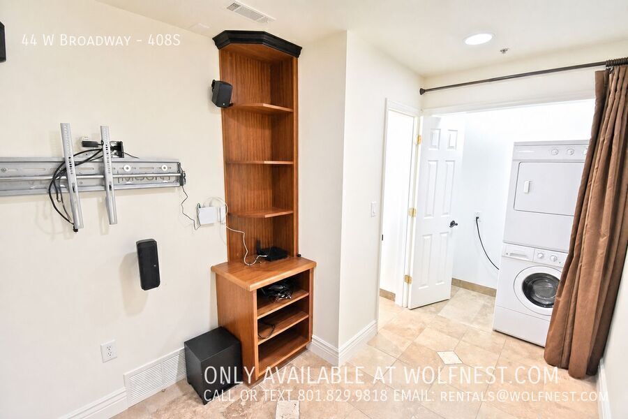 Luxurious 1 Bed Downtown Condo! No Deposit Option! property image