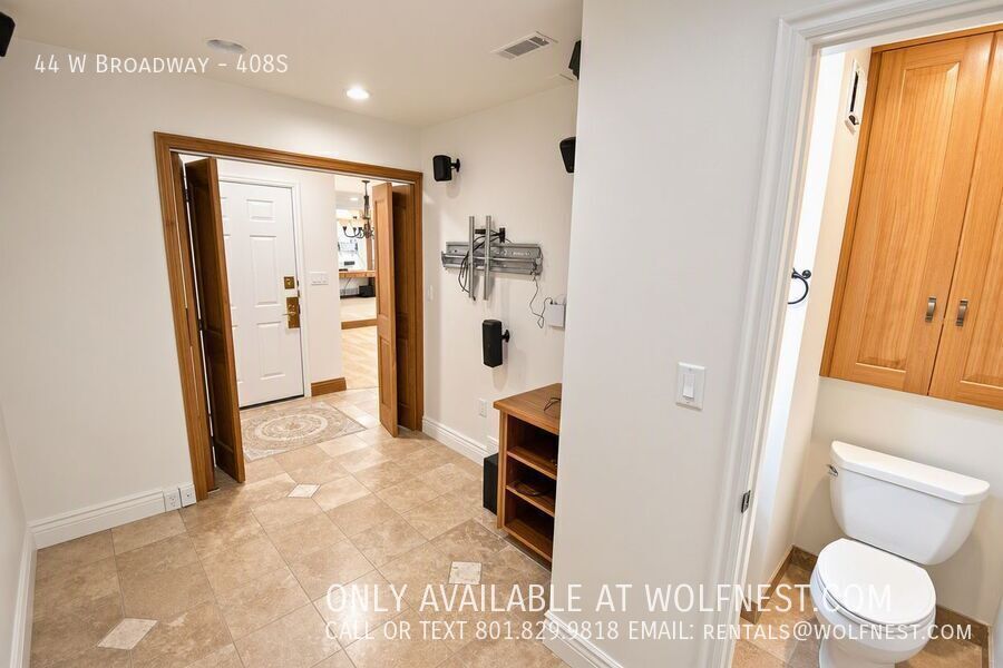 Luxurious 1 Bed Downtown Condo! No Deposit Option! property image