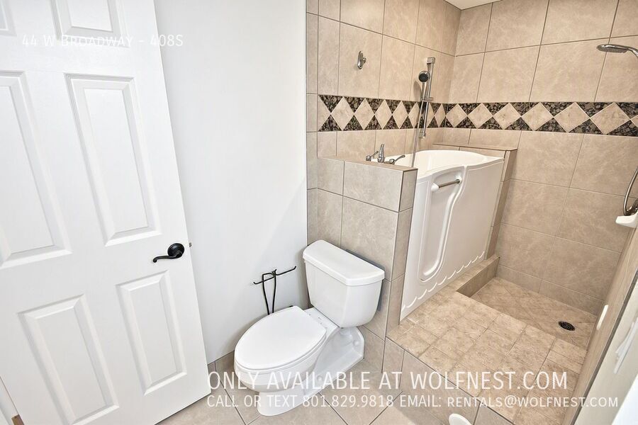 Luxurious 1 Bed Downtown Condo! No Deposit Option! property image