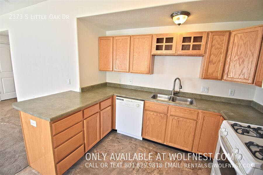 Lovely 3 Bed West Valley Townhome! No Deposit Option! property image