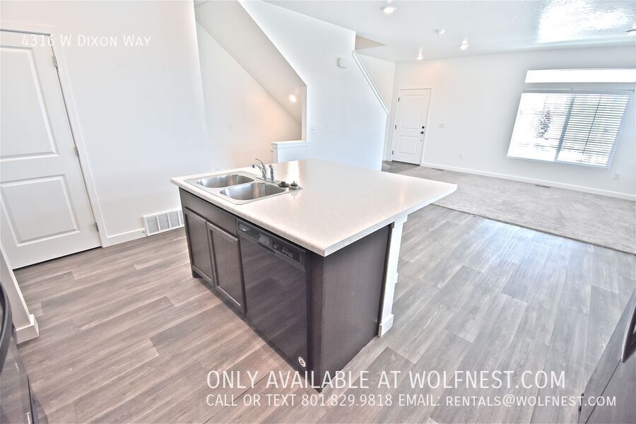 Gorgeous 4 Bed Lehi Townhome! No Deposit Option! property image