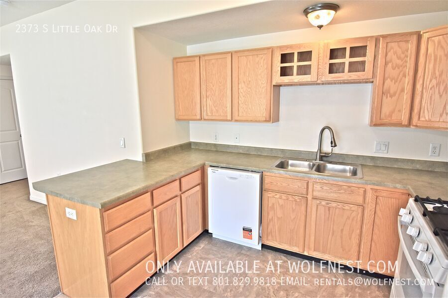 Lovely 3 Bed West Valley Townhome! No Deposit Option! property image