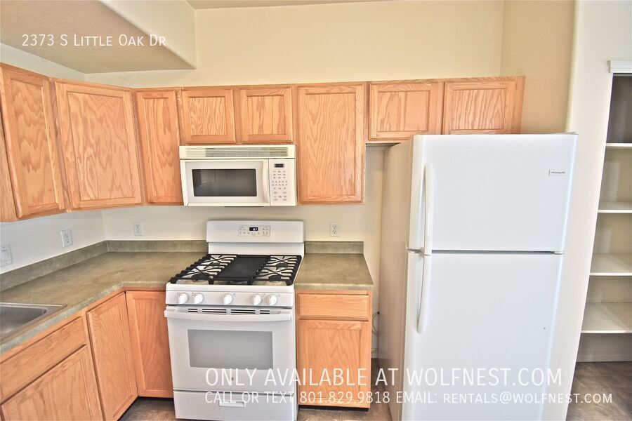 Lovely 3 Bed / 2.5 Bath West Valley Townhome! property image