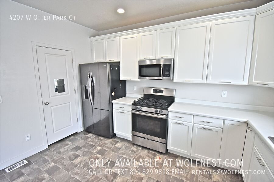 Stunning 3 Bed / 2.5 Bath Riverton Townhome! property image